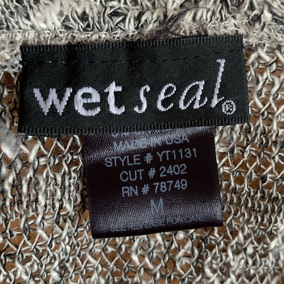 Long sleeve crop top, open back tied with bows - Picture 4 of 5